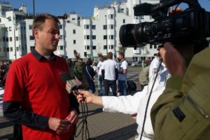 Piotr Skubiszewski udziela wywiadu